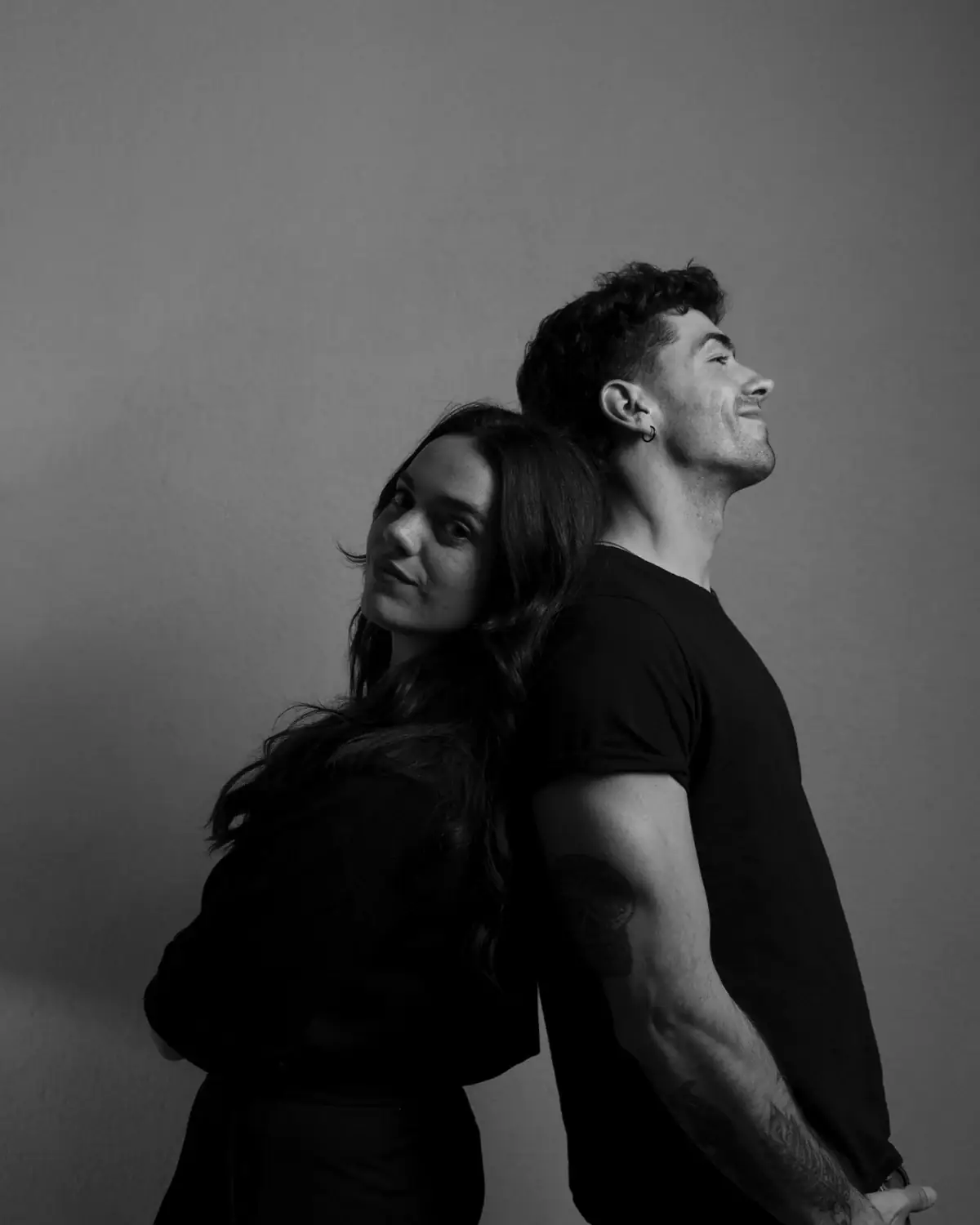 Franc y Llucia espalda con espalda, en blanco y negro