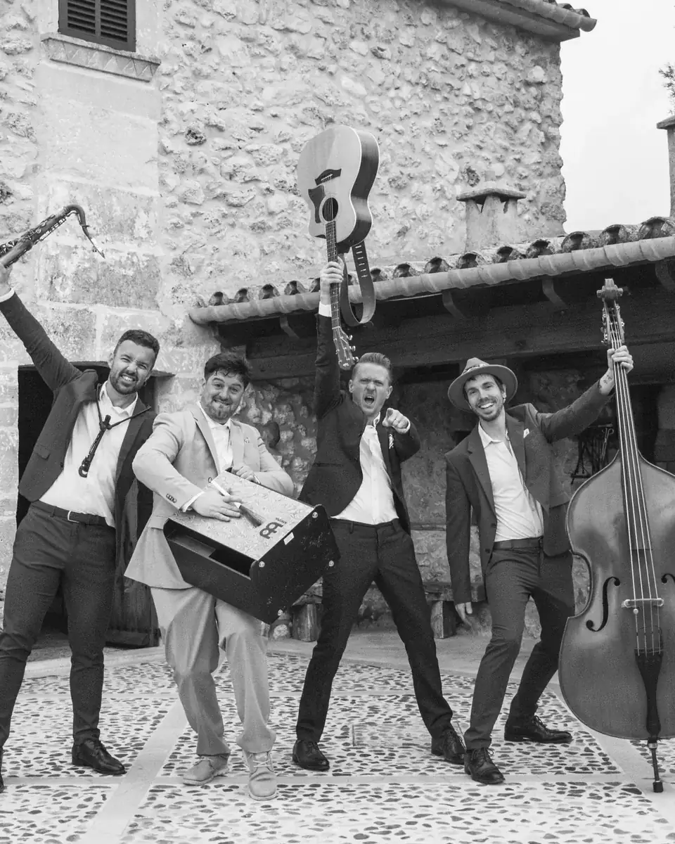 Roaming band